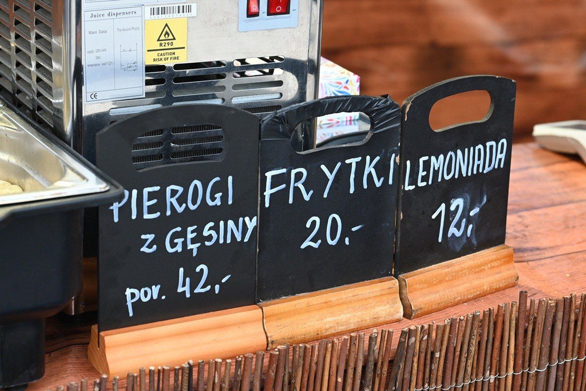 We Wrocławiu trwa jarmark z okazji dnia św. Marcina. Na placu Nowy Targ stanęły stoiska ze staropolskimi przysmakami, rogalami i rękodziełem.