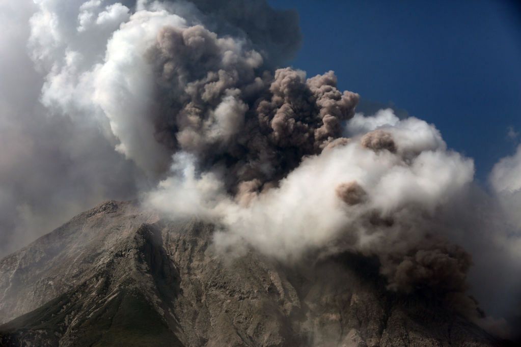 Erupcja wulkanu Sinabung. Słup popiołu osiągnął wysokość 5 km