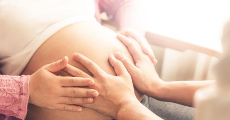 Masaż krocza - kiedy zacząć i jak wykonać? Przygotowanie i przeciwwskazania