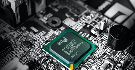 Intel załatał kilka poważnych usterek. Pozwalały instalować złośliwe oprogramowanie