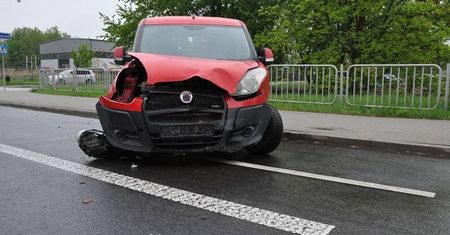 Potrącił pieszego na przejściu i uderzył w słup latarni. Mężczyzna zmarł w szpitalu