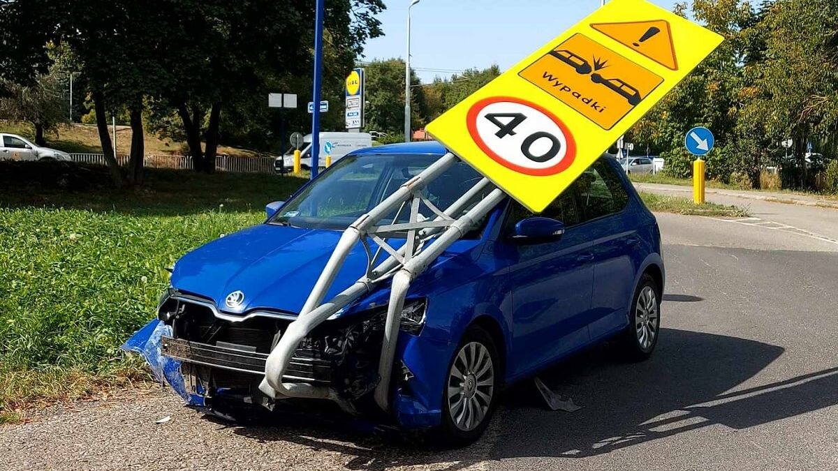 Skoda uderzyła w znak drogowy na ul. Nadbystrzyckiej