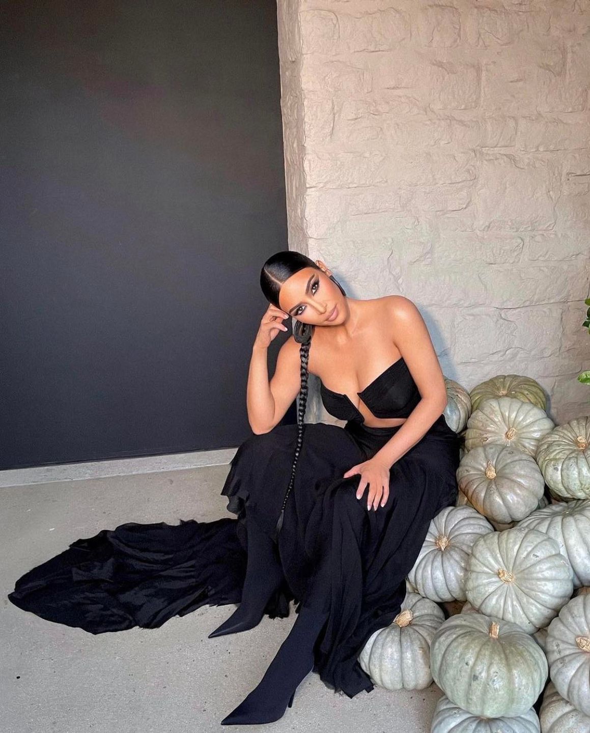 Internauci krytykują sukienkę Kim Kardashian ze ślubu Paris Hilton
