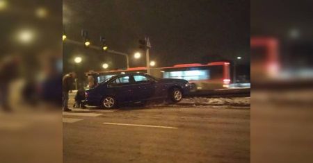 Kierowca BMW nie wyrobił się na skrzyżowaniu i wjechał w bariery energochłonne