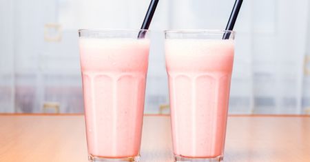 Przepis na mleko truskawkowe. Kochają je zarówno dzieci, jak i dorośli