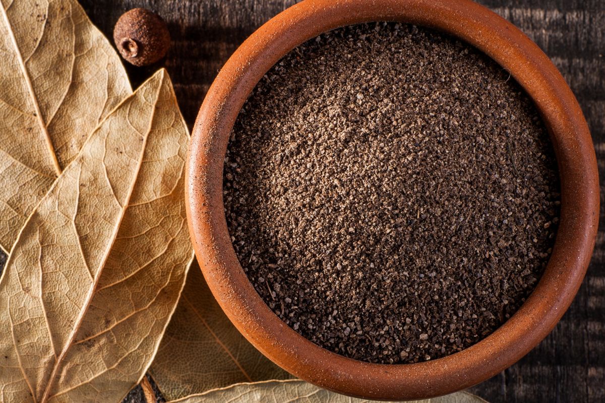 W Turcji sypie się do mięs, farszów i ryżu. U nas znana jako "kulki" do zupy