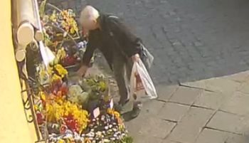 Seniorka nagrana. Przechodziła obok kwiaciarni. Ręce opadają