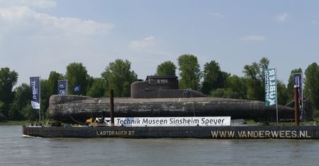 Ogromny U-boot pojawił się na drodze. Łódź podwodna miała konkretny cel podróży