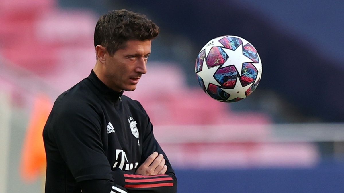 epa08601559 Bayern's Robert Lewandowski during the training session of Bayern Munich in Lisbon, Portugal, 13 August 2020. Bayern Munich will face Barcelona in an UEFA Champions League quarter final match on 14 August in Lisbon.  EPA/Manu Fernandez / POOL 
Dostawca: PAP/EPA.