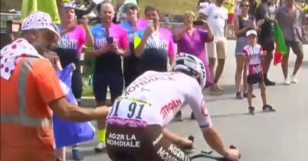 Kibic nagle zaczął gonić kolarza. Nie uwierzysz dlaczego [WIDEO]
