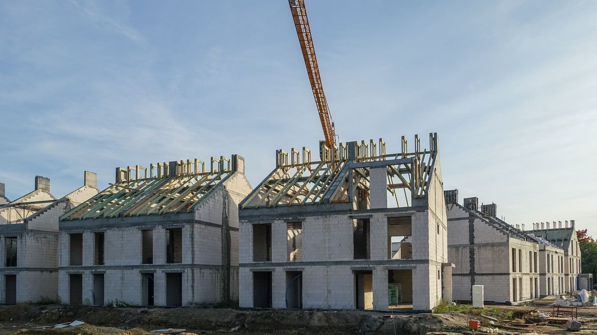 House Prices Continue To Boom In Poland, Gdansk
New new housing estate construction site in a field on the outskirts of the city is seen in Gdansk, Poland on 3 October 2021 Rapid rise in house prices continue to grow at one of the fastest rates in the EU, and often rival those found in western Europe. The governments new economic programme, which seeks to help families buy property, could further stoke the market. (Photo by Michal Fludra/NurPhoto via Getty Images)
NurPhoto
budowa, plac budowy, apartments, block of flats, flats, mieszkania, housing, construction, new flats, blocks of flats, new housing estate, under construction, bricks, blocks, building materials, concrete mixer, crane