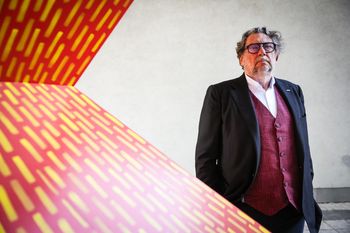 Piotr Voelkel laureatem Nagrody Divinis et Humanis. Uhonorowany za budowanie mostów między nauką, sztuką i społeczną odpowiedzialnością