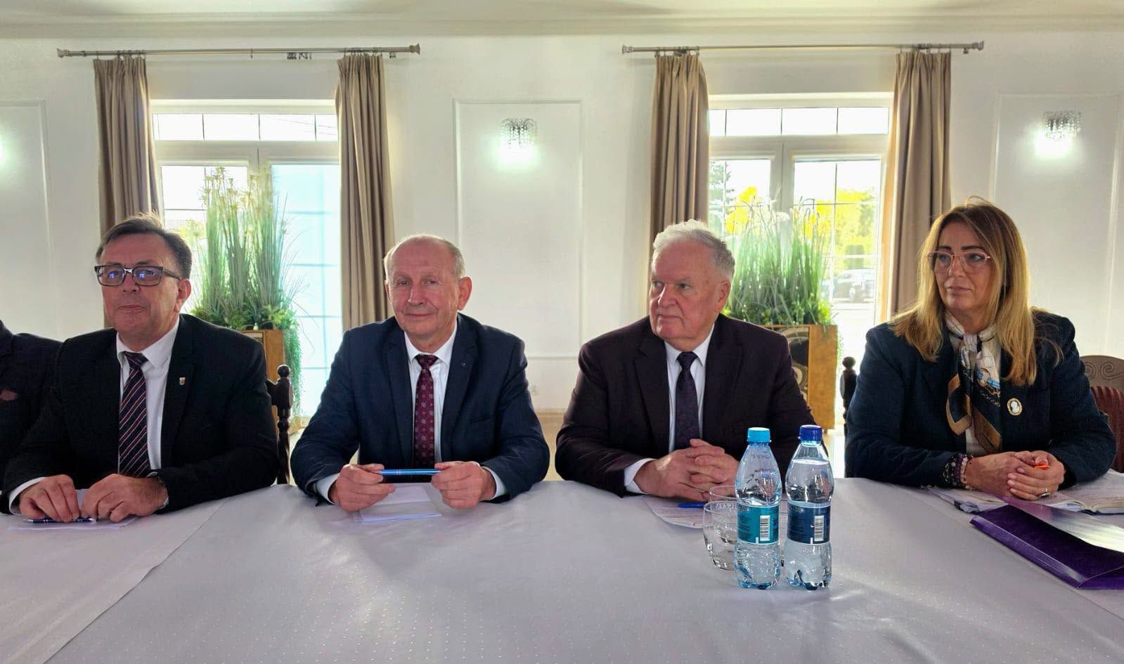 Bezpieczeństwo i inwestycje w centrum rozmów samorządowców – Konwent Powiatów w Jędrzejowie