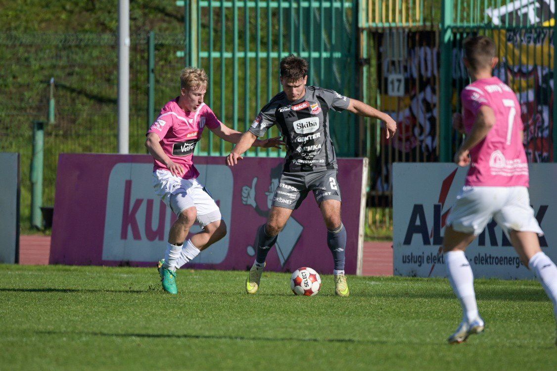 Olimpia Grudziądz pokonała 2:1 Chojniczankę Chojnice i nadal jest liderem Betclic 2. Ligi. 
