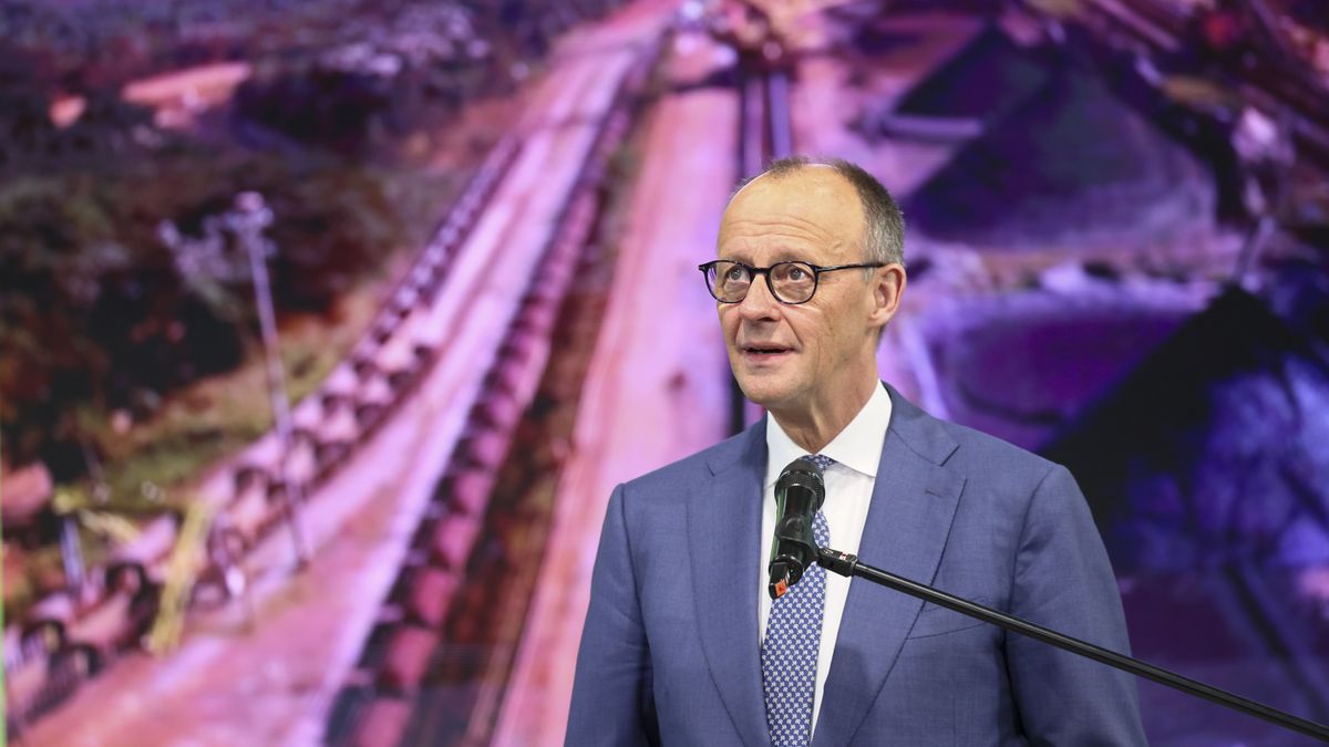 German Chancellor Friedrich Merz speaks during a media tour at the Hanover Fair 2026 (Hannover Messe) in Hanover, Germany, 20 April 2026. The partner country is Brazil, which is positioning itself as a driving force for sustainable industrial transformation and renewable energy. Approximately 4,000 exhibitors and over 123,000 visitors from 150 countries are expected to attend. EPA/HANNIBAL HANSCHKE Dostawca: PAP/EPA.