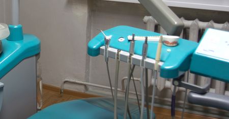 Takie zęby to znak ostrzegawczy. Dentysta wskazał konkretny typ