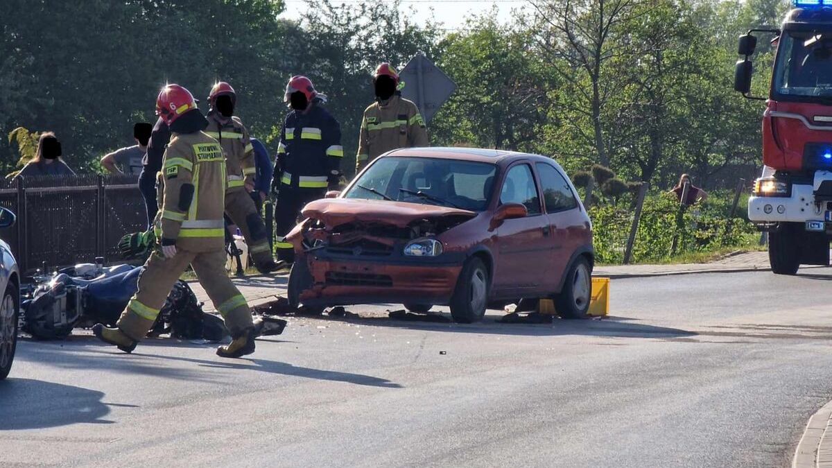 Borzechów Kolonia. Motocyklista zderzył się z oplem na łuku drogi