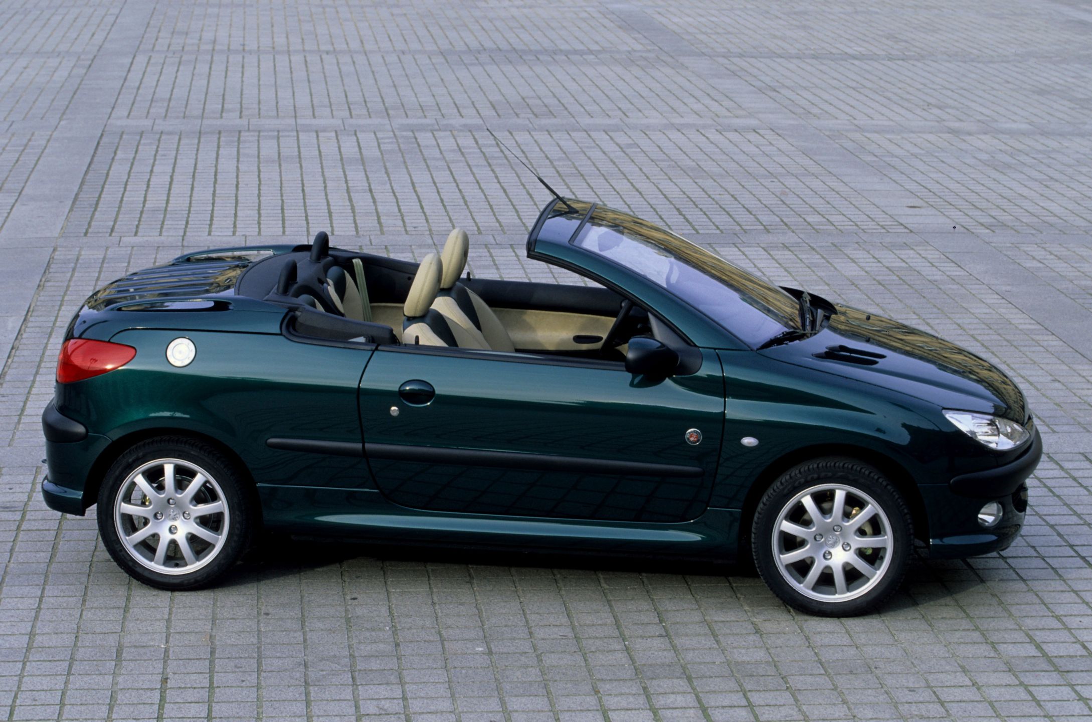 Peugeot 206 CC ma sztywny dach, więc jest praktyczny przez cały 
