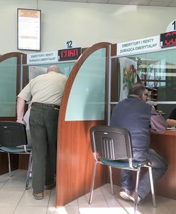 Emerytury niższe o 200 zł. "Nie szturmujcie oddziałów ZUS"