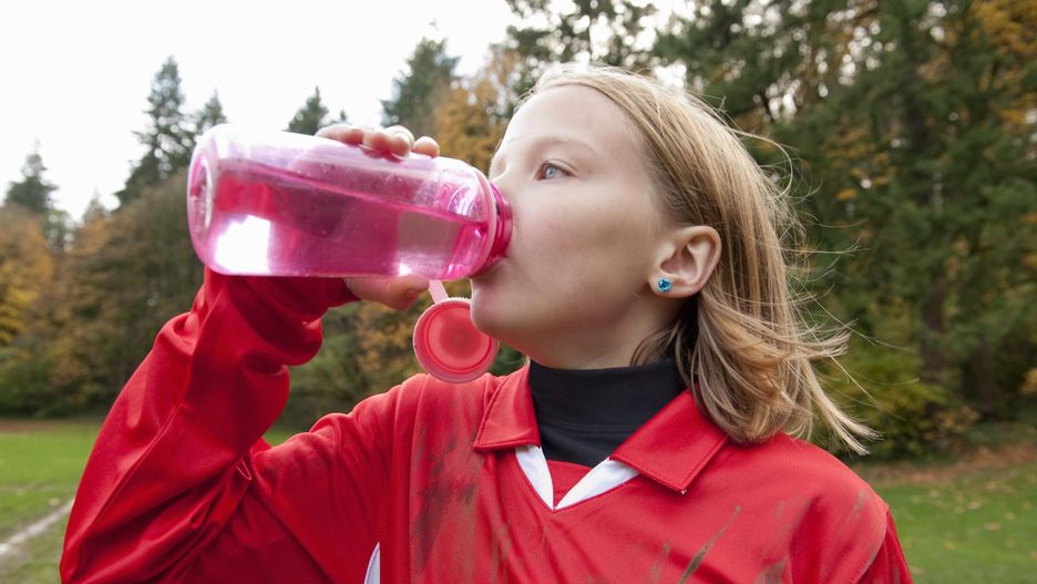 Dajesz dziecku bidon z wodą? Nie uwierzysz co może się w nich czaić