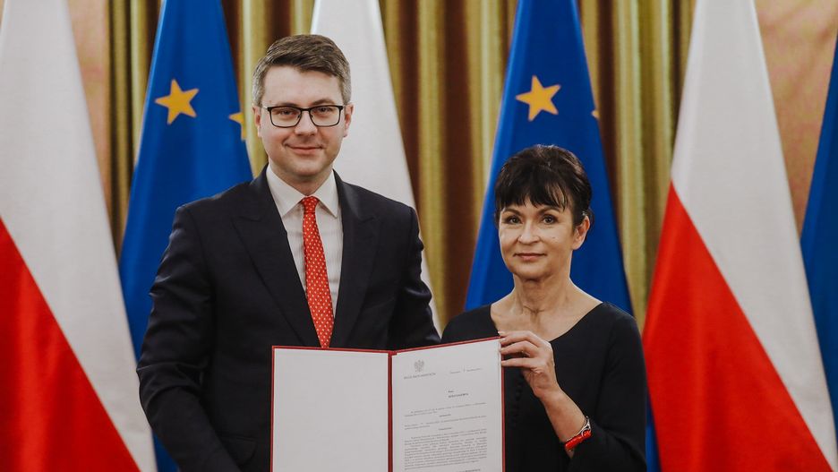 Rzecznik rządu Piotr Mueller wręcza nominację Renacie Kiempie
