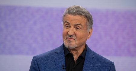 Dumny Sylvester Stallone pozuje z żoną i TRZEMA CÓRKAMI na audiencji u papieża Franciszka. Podobne do znanego taty? (FOTO)