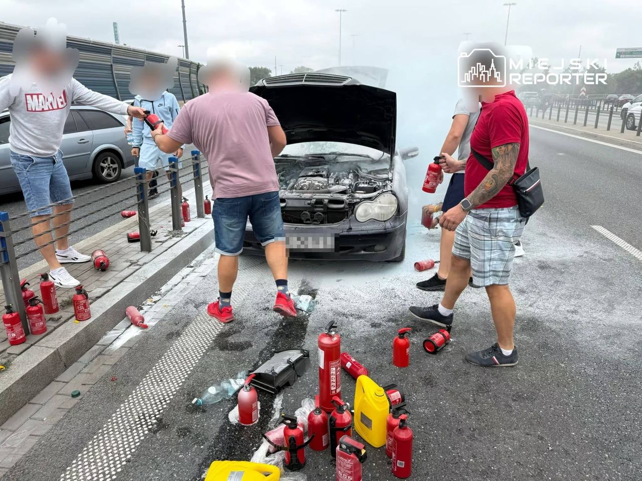 Warszawa: Pożar mercedesa na S8. Użyto kilkadziesiąt gaśnic
