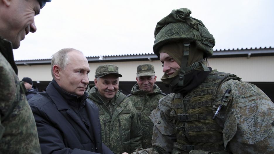 Putin wizytuje rosyjską jednostkę wojskową.