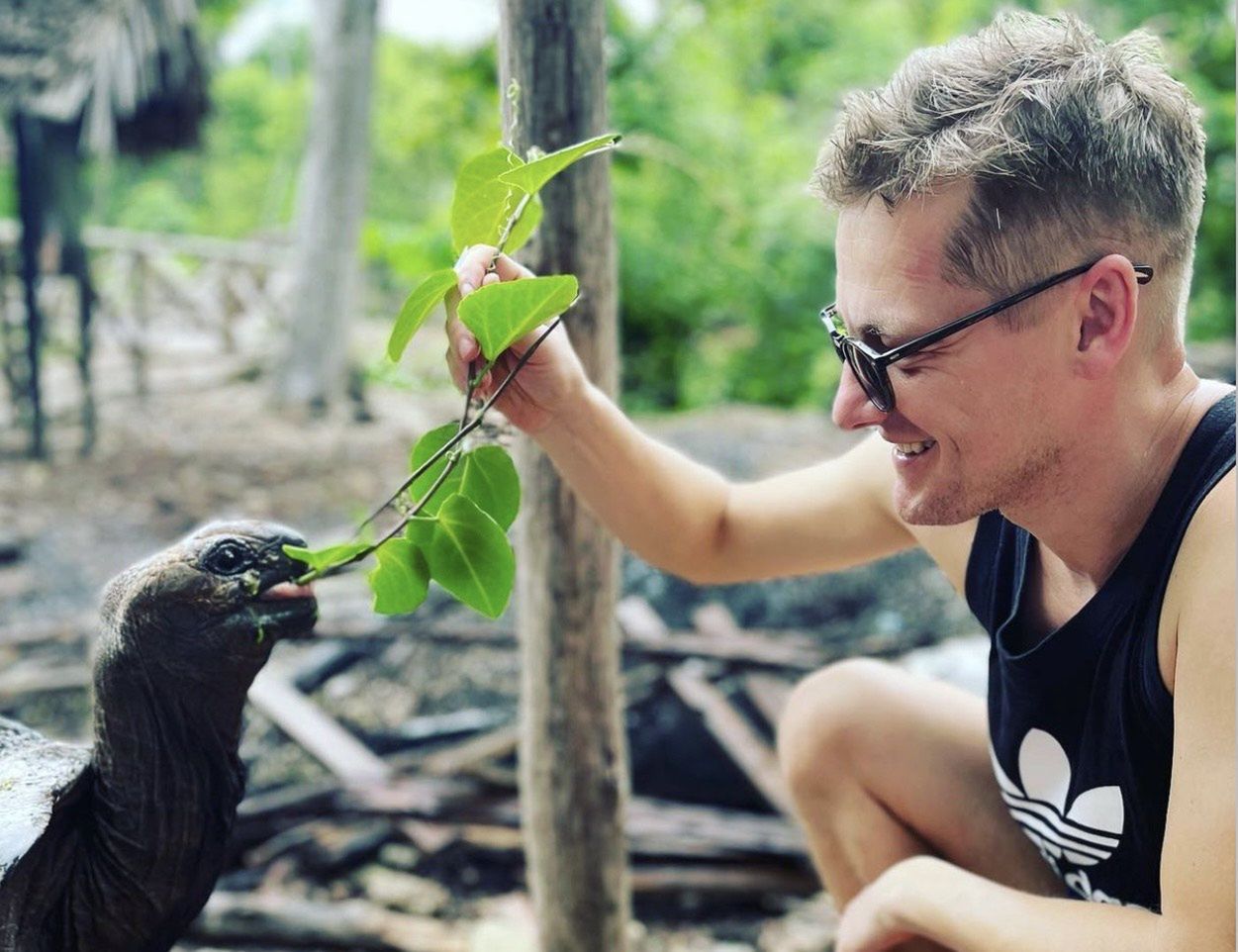 Nieco zapomniany Marcin Mroczek dokazuje z żoną na Zanzibarze: drinki, opalanie KLATY i karmienie żółwi