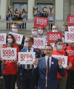 Niezręczny napis podczas wizyty Mateusza Morawieckiego w Poznaniu. "PiS to kłamcy"