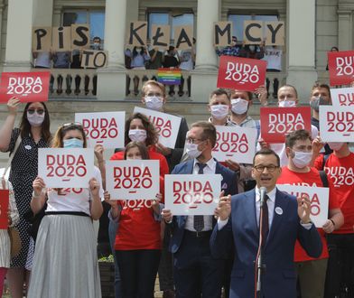 Niezręczny napis podczas wizyty Mateusza Morawieckiego w Poznaniu. "PiS to kłamcy"
