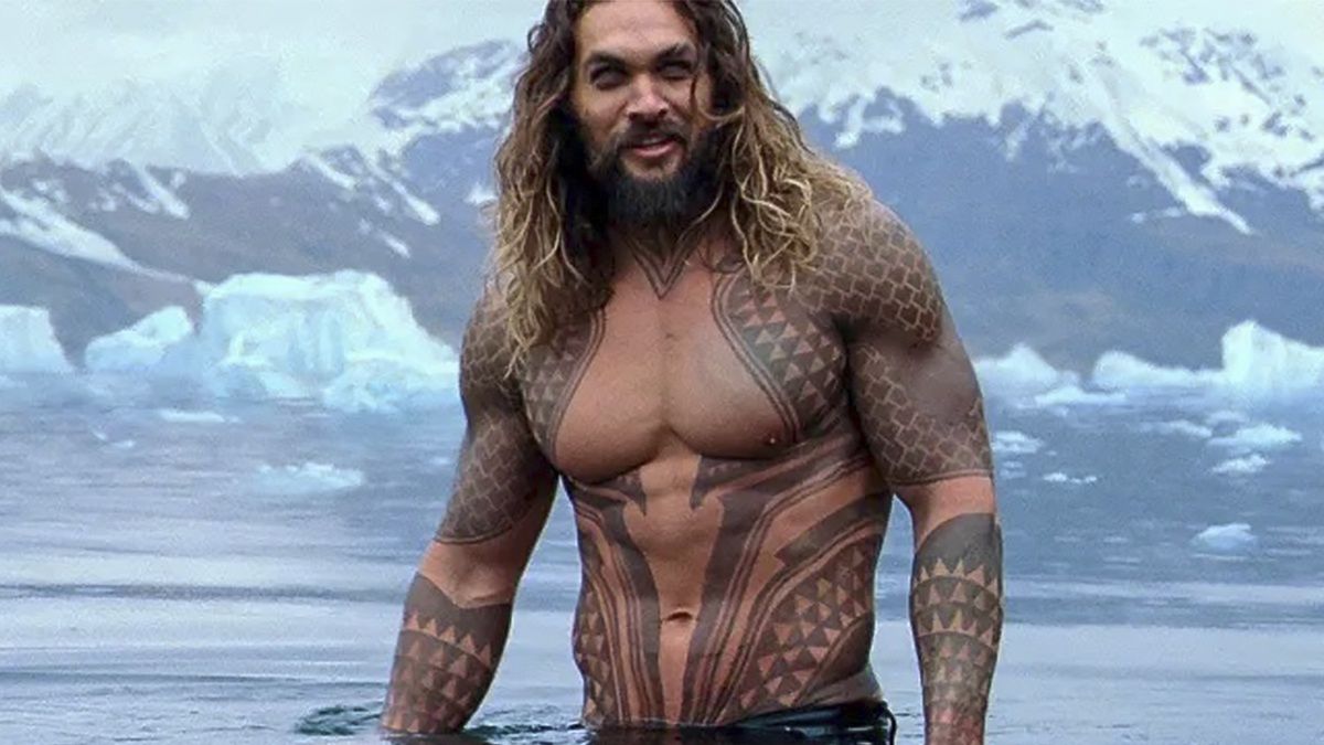 Jason Momoa przed goleniem brody