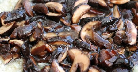 Dwie łyżki do smażenia. Pieczarki smakują i wyglądają jak grzyby prosto z lasu