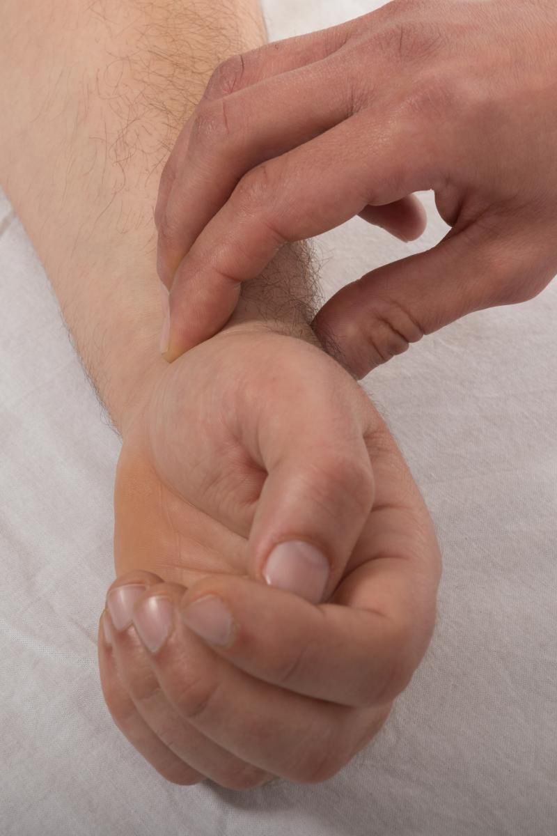 Jeżeli dłoń i paznokcie są blade, to oznaka pozytywnego wyniku próby Allena