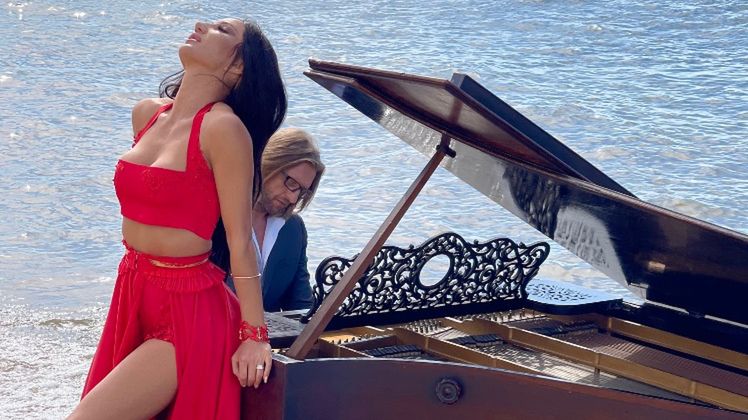 Justyna Steczkowska w teledysku z Leszkiem Możdżerem