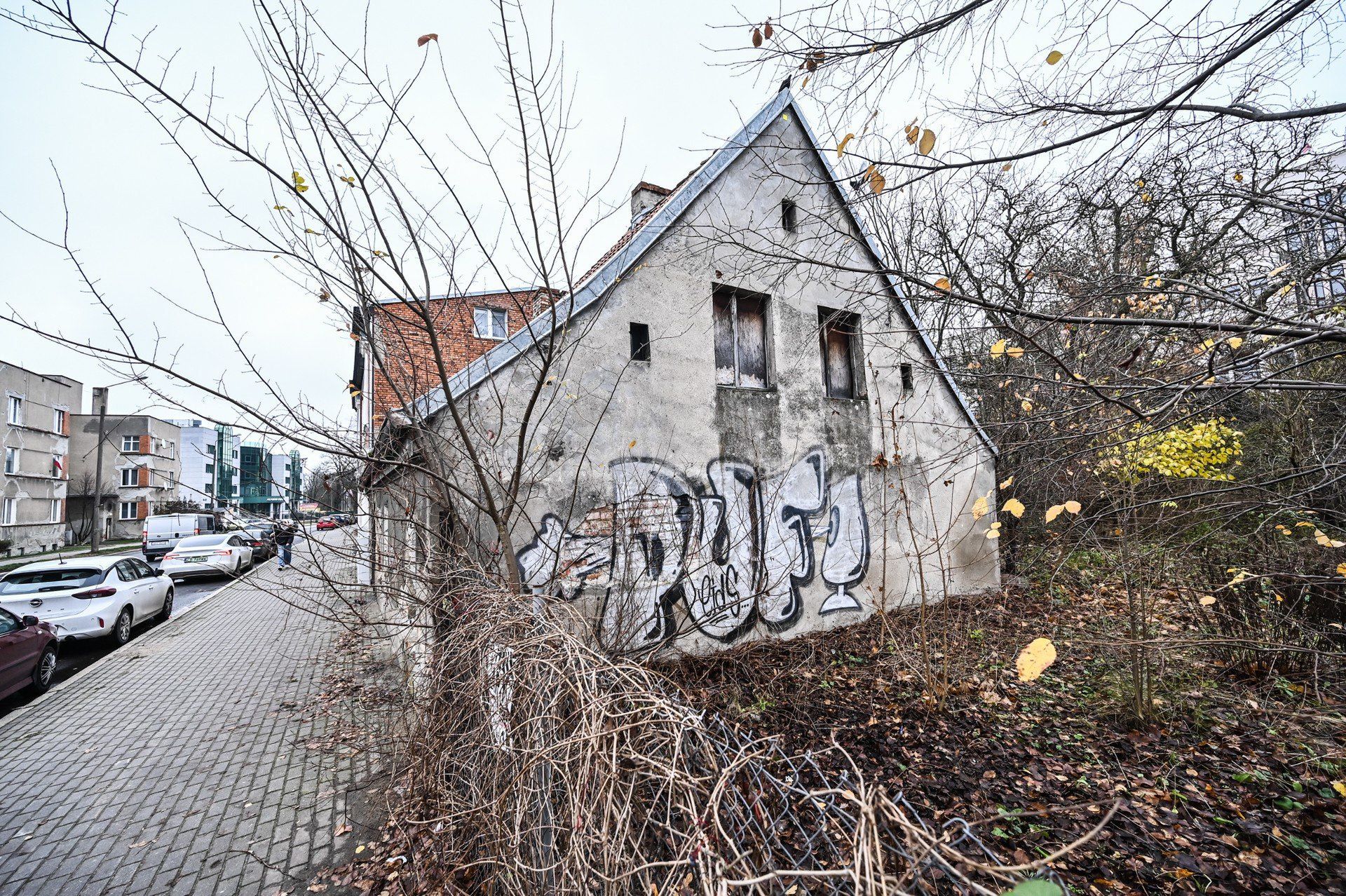 Niewielki zaniedbany budynek przy ulicy Toruńskiej, który sąsiaduje z odnowioną kamienicą, znajduje się pod zarządem bydgoskiego sądu