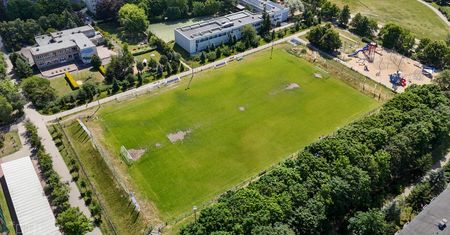 Nowe boisko dla TPS Winogrady i uczniów XX LO. Rusza przetarg na modernizację obiektu na Wichrowym Wzgórzu