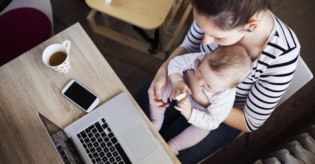 7 sprawdzonych sposobów na to, jak wygospodarować dla siebie godzinę w ciągu dnia, gdy opiekujemy się dzieckiem