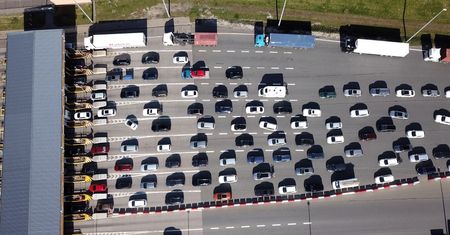Długi weekend. Polacy tłumnie ruszyli nad morze. Hotele pękają w szwach, policja ostrzega