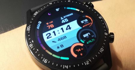 Jak działa smartwatch? Wyjaśnienie połączenia ze smartfonem i internetem