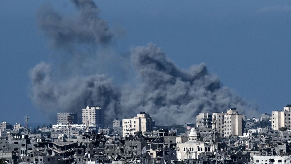 Wojna izraelsko-palesty?ska
EDITORS NOTE: Graphic content / A picture taken from the Israeli side of the border with the Gaza Strip shows smoke rising behind destroyed buildings in the norther-western part of the Palestinian enclave during an Israeli bombing on October 21, 2023, amid the ongoing battles between Israel and Hamas. Thousands of people, both Israeli and Palestinians have died since October 7, 2023, after Palestinian Hamas militants based in the Gaza Strip, entered southern Israel in a surprise attack leading Israel to declare war on Hamas in Gaza on October 8. (Photo by Aris MESSINIS / AFP)
ARIS MESSINIS