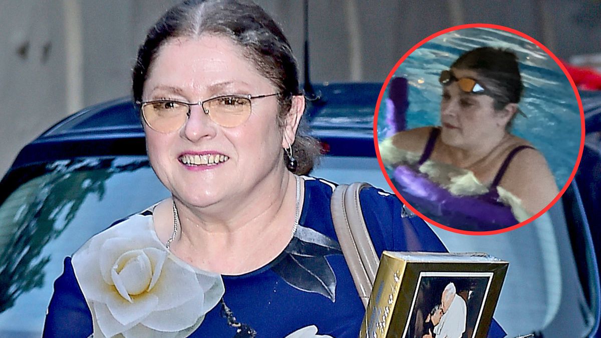 Krystyna Pawłowicz uczy się pływać.