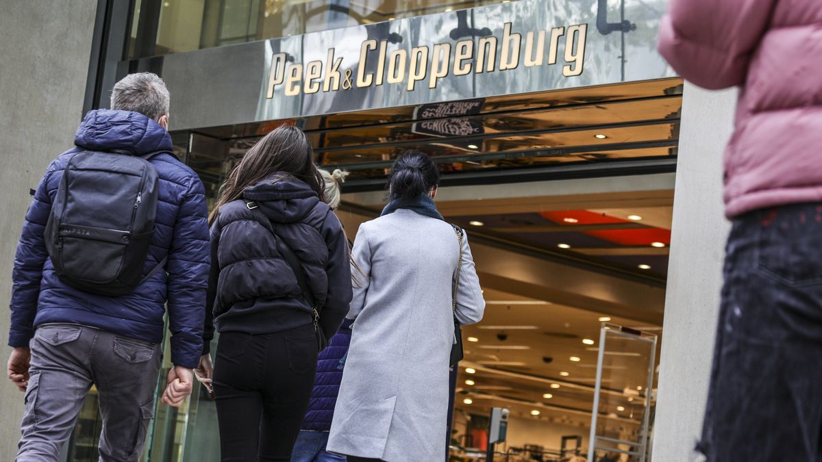 BERLIN, GERMANY - OCTOBER 21: People walk past a Peek & Cloppenburg store on October 21, 2021 in Berlin, Germany. Retailers have voiced concern that the current disruption in global supply chains might well lead to shortages of merchandise for the upcoming Christmas shopping season. In Germany consumers have been urged to start their Christmas shopping season especially early this year. (Photo by Omer Messinger/Getty Images)