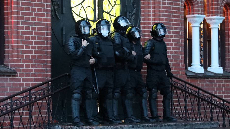 Białoruś. Korespondent TVN wśród zatrzymanych dziennikarzy