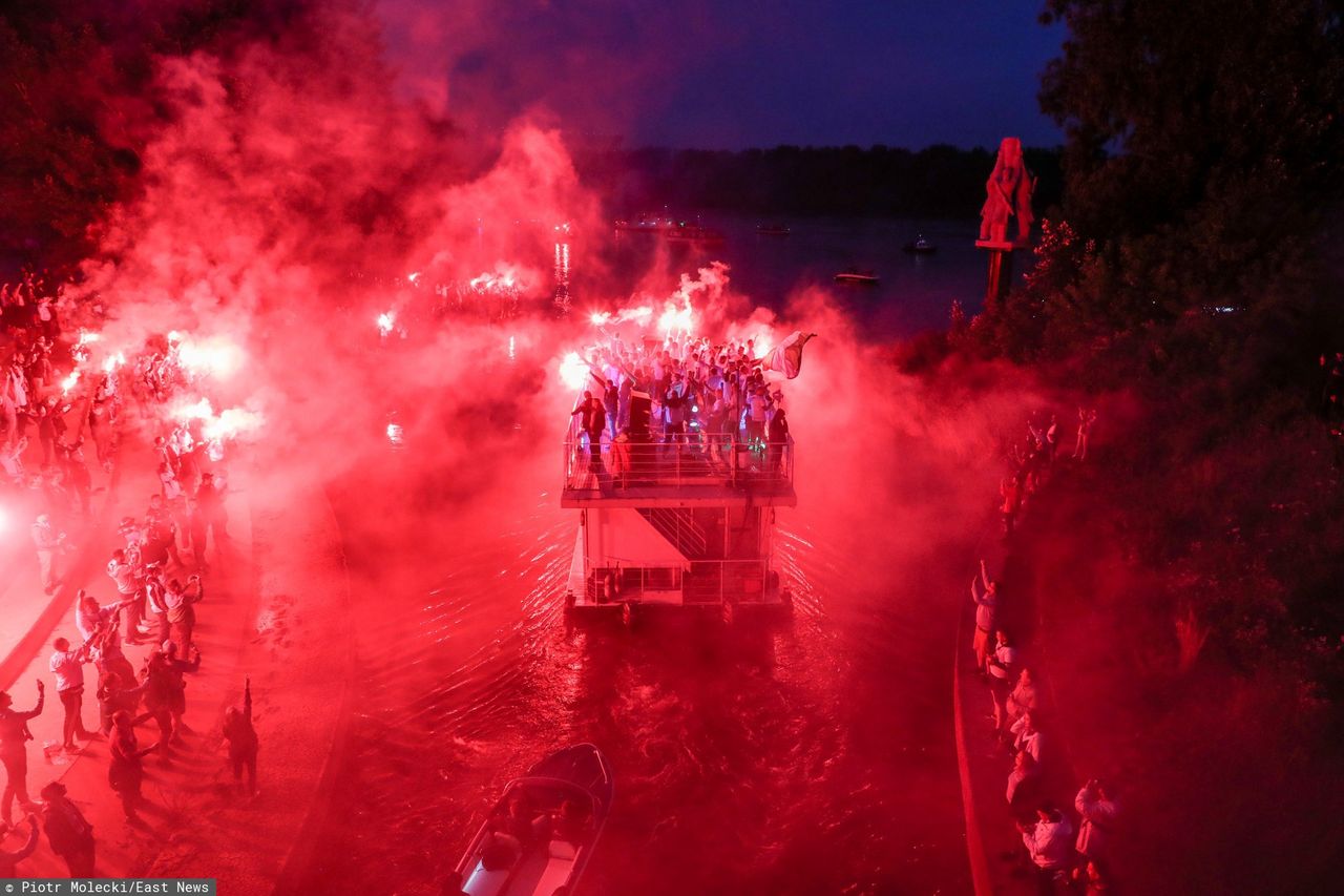 Legia Warszawa piłkarskim mistrzem Polski. W stolicy świętują na wodzie i w powietrzu