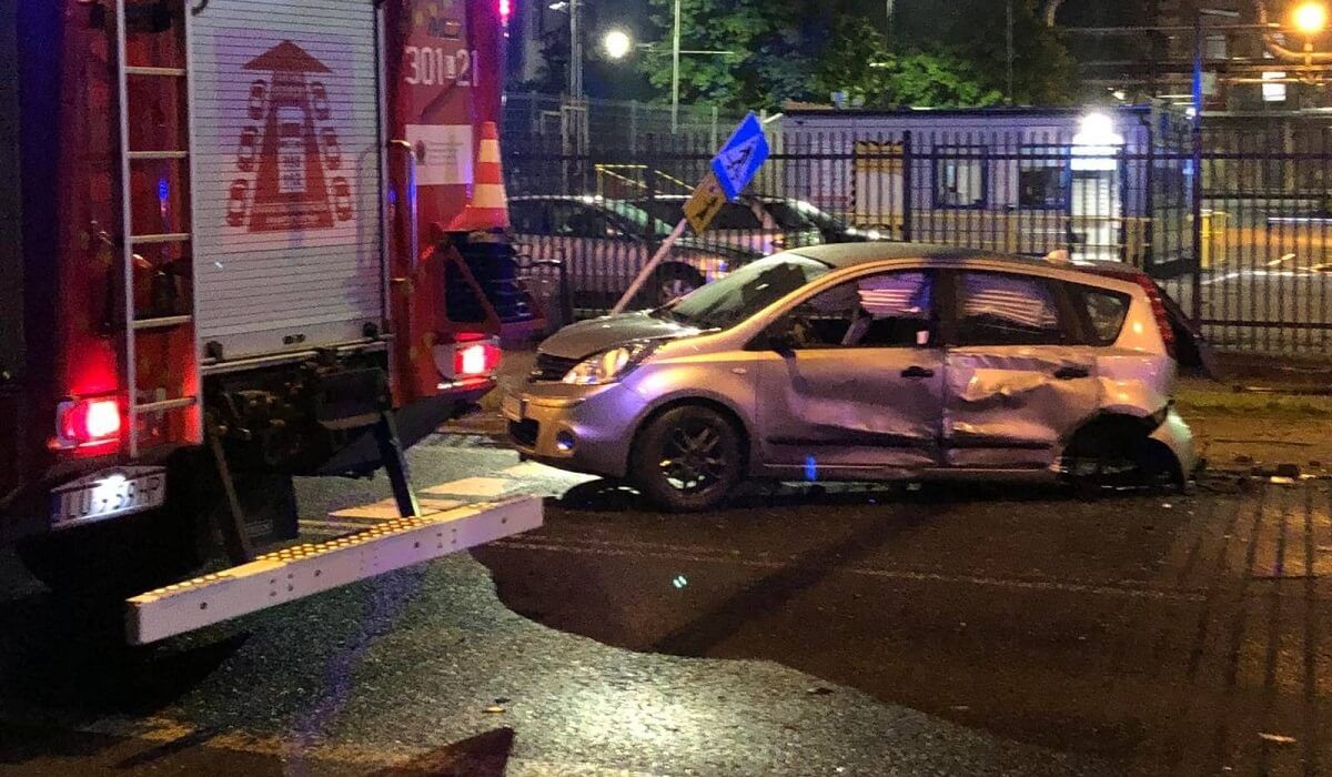 Kierowca BMW wjechał w dodge i nissana na ul. Krochmalnej