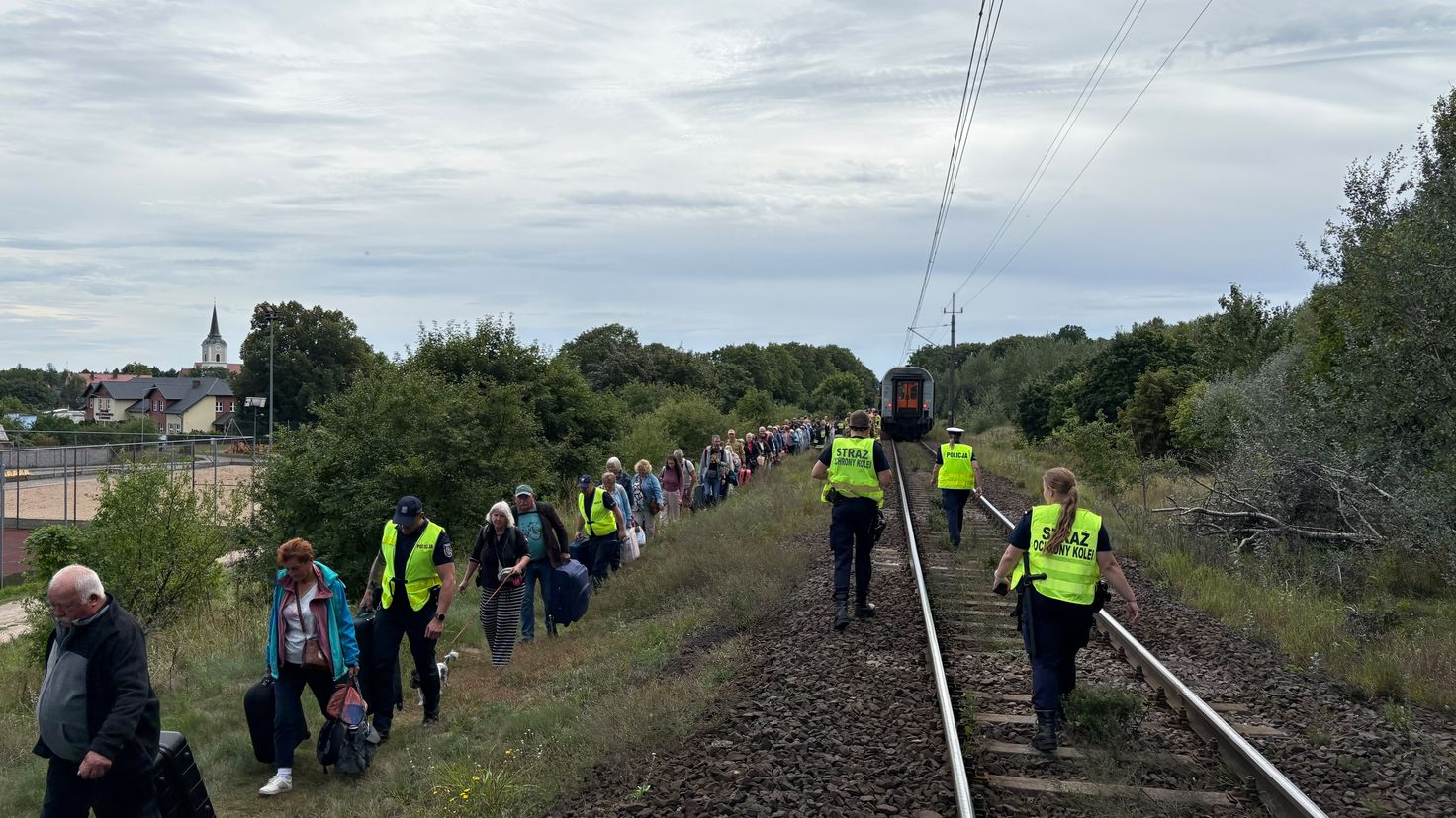Jastrowie: pasażerowie opuszczają pociąg po zderzeniu z ciężarówką. Polregio uruchomiło zastępczą komunikację