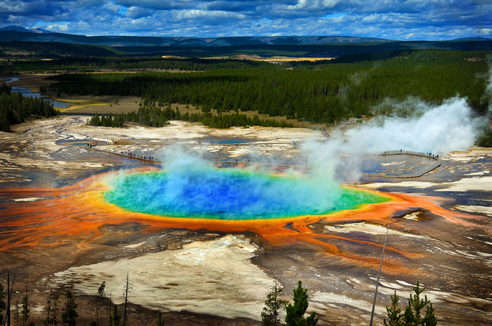 Gorące źródła Grand Prismatic Pool w Parku Narodowym Yellowstone