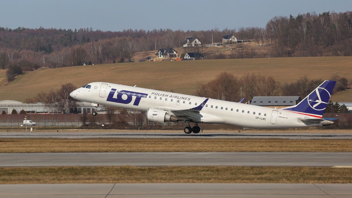 Kancelaria Sejmu szuka chętnych na loty zagraniczne dla posłów i