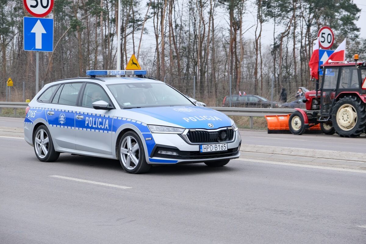 Policjanci eskortowali traktory i kombajn do Turki przy węźle Lublin Tatary